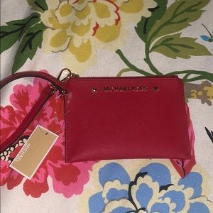 Michael Kors Wristlet 🌹🔥❤️